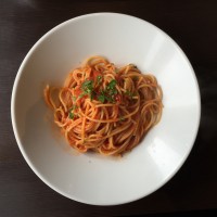 ピリッと辛いトマトソースのスパゲッティ