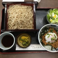 納豆丼セット　そば・納豆丼・サラダ・漬物・薬味