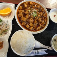麻婆豆腐セット　麻婆豆腐、副菜、スープ、杏仁豆腐　ご飯おかわり自由