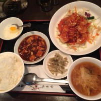 海老チリソース定食　日替わりの小皿、杏仁豆腐、お新香、スープ、ライス