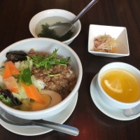 魯肉飯（ルーローハン）と愛玉子（オーギョウチ）セット　小鉢、スープ付
