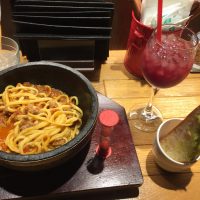 kiteretsu満足セット　石焼パスタ　Meat meets ミートソース+rサラダバケット+自家製サングリア