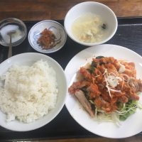 揚げ鳥のソースかけ ・ライス（おかわり自由）・漬物・玉子スープ・杏仁豆腐