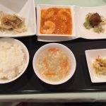 10月の一品：油カレイの蒸し物　葱生姜ソース＋A.海老のチリソース　+小菜・ご飯・スープ・香の物